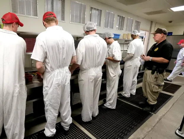 Mess hall workers at Ellsworth Correctional Facility in Kansas (Photo: Charlie Riedel/AP)
